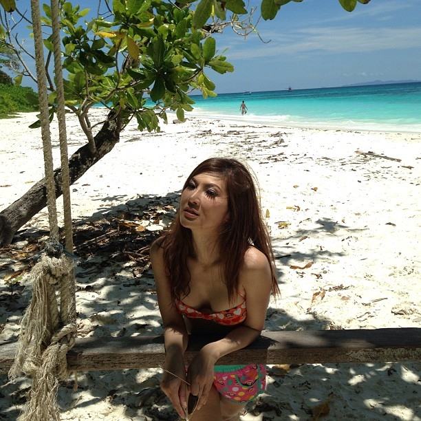 หมออ้อย นุ่งบิกินี่ตัวจิ๋ว กับแฟนหนุ่ม อวดอึ๋มสุดสะบึม ที่เกาะตาชัย