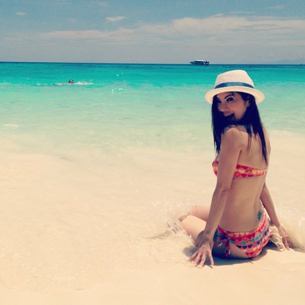 หมออ้อย นุ่งบิกินี่ตัวจิ๋ว กับแฟนหนุ่ม อวดอึ๋มสุดสะบึม ที่เกาะตาชัย