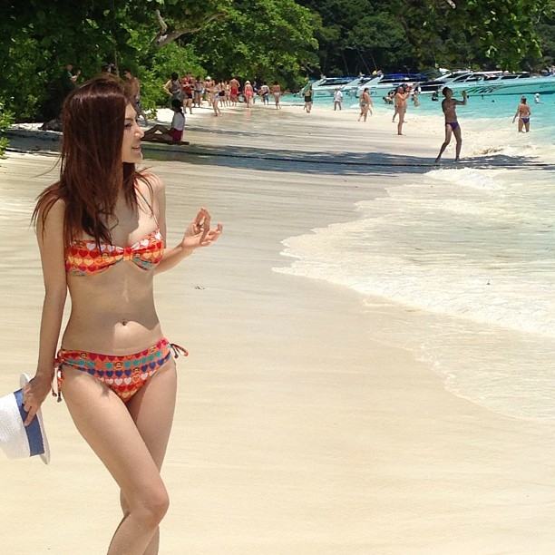 หมออ้อย นุ่งบิกินี่ตัวจิ๋ว กับแฟนหนุ่ม อวดอึ๋มสุดสะบึม ที่เกาะตาชัย