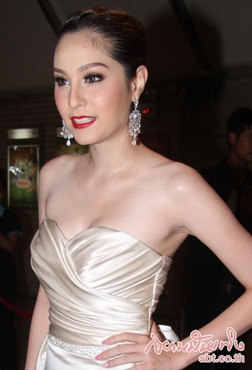 "ขวัญ"ในชุดราตรียาว อวดผิวขาว