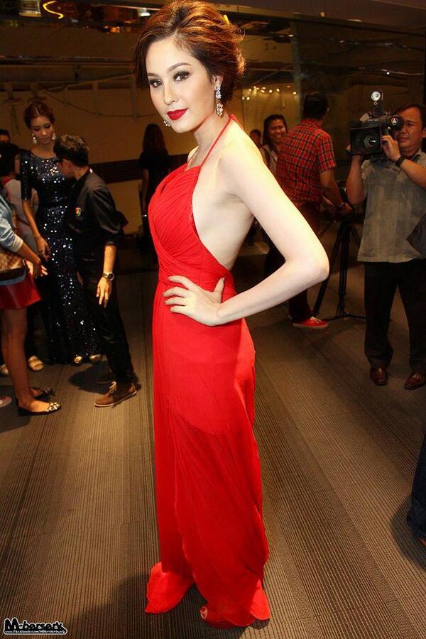 "ขวัญ"ในชุดราตรียาว อวดผิวขาว