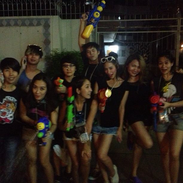 ชุ่มฉ่ำ! เก็บตกภาพ พลอย เฌอมาลย์ เล่นน้ำสงกรานต์