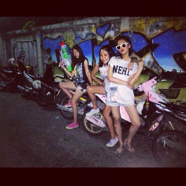 ชุ่มฉ่ำ! เก็บตกภาพ พลอย เฌอมาลย์ เล่นน้ำสงกรานต์