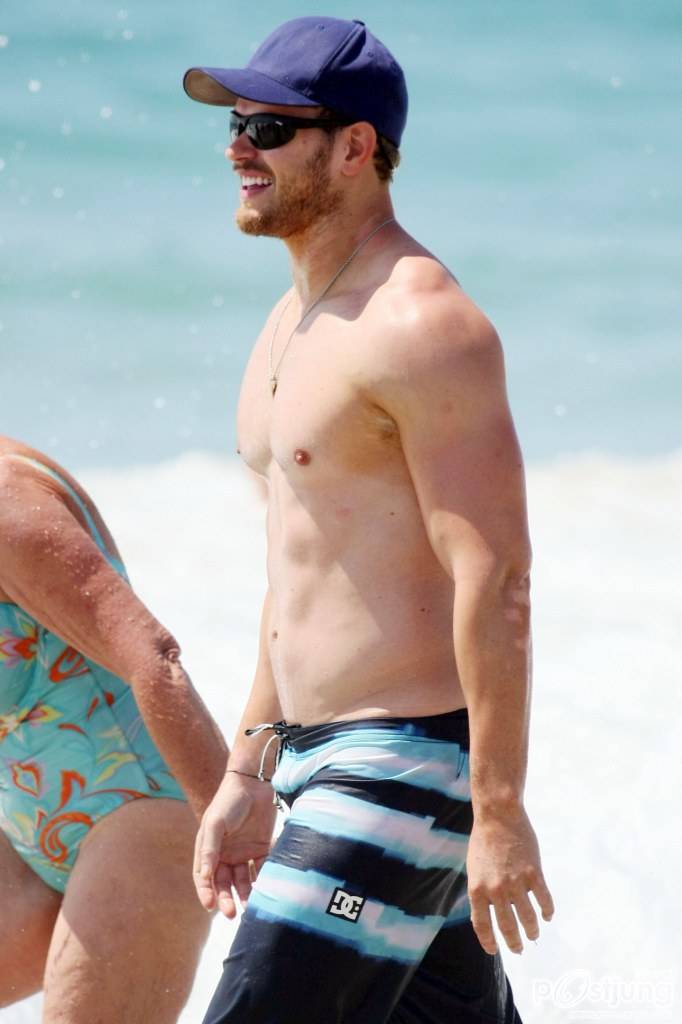 คนดังอกแน่นๆ