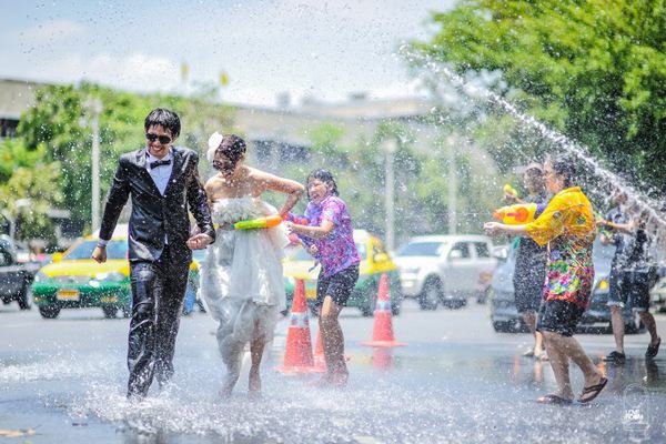 ชุ่มฉ่ำ! กับแฟชั่น ภาพถ่ายพรีเวดดิ้งเก๋ ๆ ในวันสงกรานต์