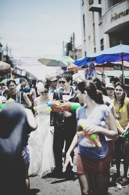 ชุ่มฉ่ำ! กับแฟชั่น ภาพถ่ายพรีเวดดิ้งเก๋ ๆ ในวันสงกรานต์