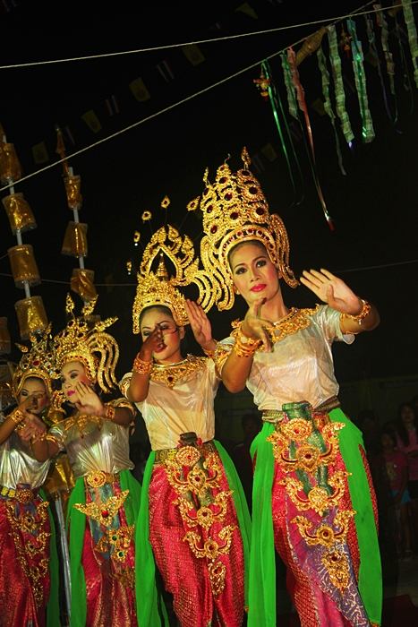 นักศึกษาวิทยาลัยนาฏศิลปลพบุรี รำถวายหลวงพ่อพระพุทธพรหม วัดพรหมทินใต้