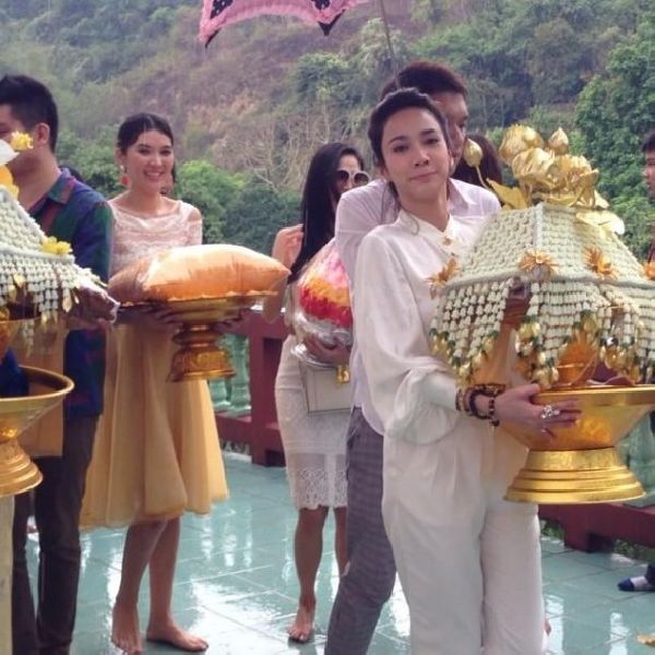 "อั้ม พัชราภา" อวดลุคใสๆ ร่วมงานบวชเพื่อนอดีตดาราช่อง 7 (ชมภาพ)