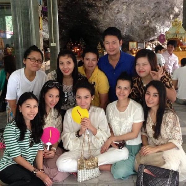 "อั้ม พัชราภา" อวดลุคใสๆ ร่วมงานบวชเพื่อนอดีตดาราช่อง 7 (ชมภาพ)