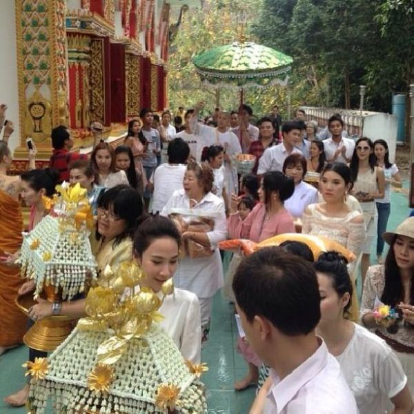 "อั้ม พัชราภา" อวดลุคใสๆ ร่วมงานบวชเพื่อนอดีตดาราช่อง 7 (ชมภาพ)