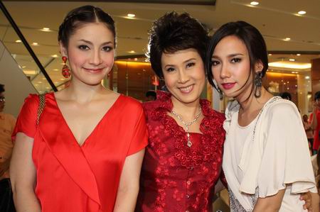 ไอริณเรื่องนี้สวยสุดยอดค เพื่อนน้ำก็เวรี่แซดใช่เล่น สวยเริ่ดทั้งสองค่ะ