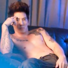 ฉาวอีก! เอมมี่ แจ้งจับ ฮาเวิร์ด ปีนบ้าน ใช้เลือดเขียนคำว่า I Love U