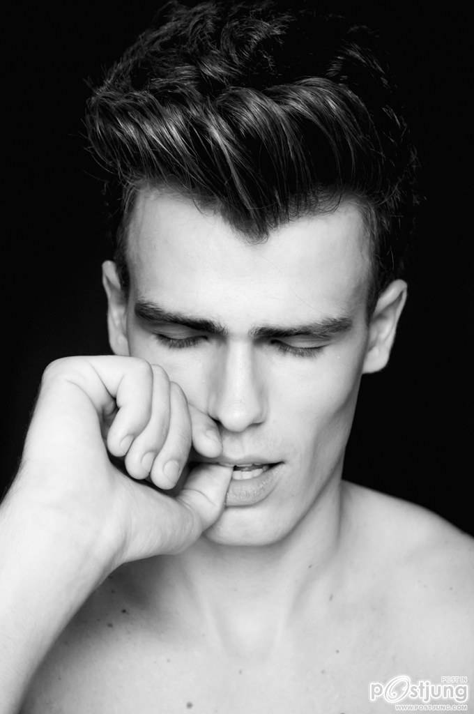 MARCELO TAPOROSKY BY TALLES BOURGES