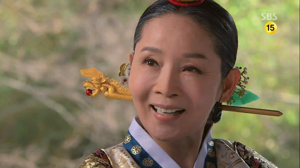 Lee Hyo Choon แสดงเป็น Queen Jo