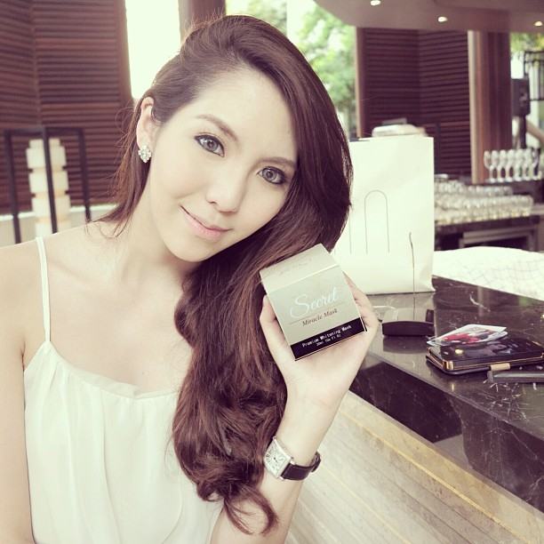 แฟชั่นชุดสวยๆของสาวไฮโซจินนี่ kamikaze เริ่ดมากขอบอก