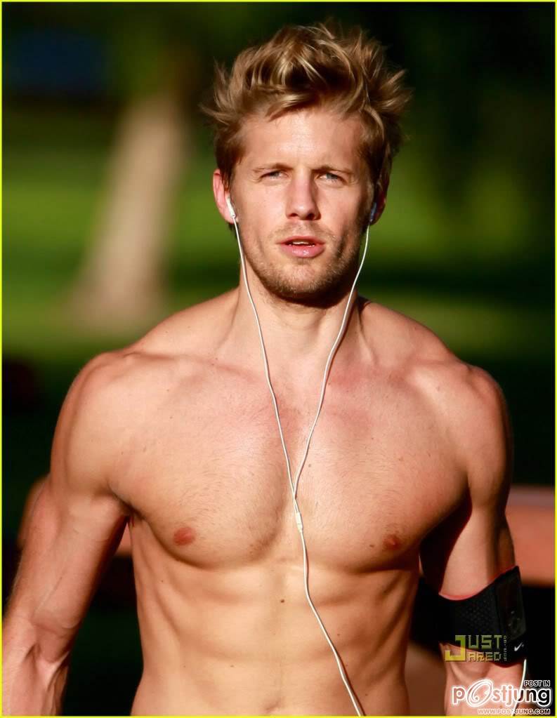 พระเอกหล่อเข้มทั้งนั้น