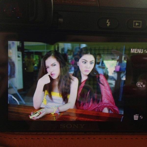 ใหม่ ดาวิกา ใบเฟิร์น พิมพ์ชนก สดใสลั้ลลาริมชายหาด ที่ จ.พังงา