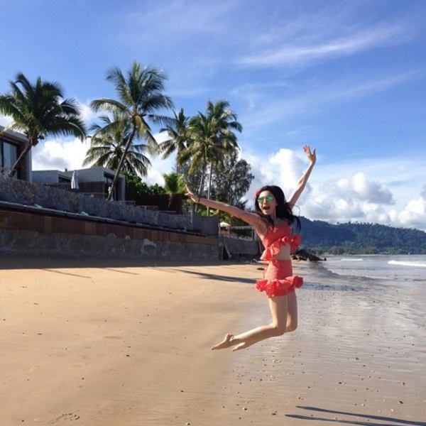 ใหม่ ดาวิกา ใบเฟิร์น พิมพ์ชนก สดใสลั้ลลาริมชายหาด ที่ จ.พังงา