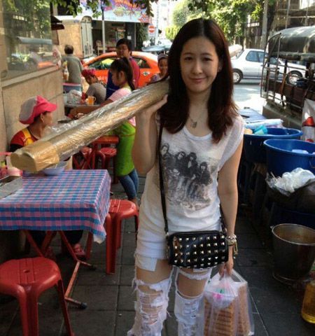 แฟชั่น มาแรง! กางเกงยีนส์ขาดเว่อร์ สไตล์สาวเซอร์แซ่บ