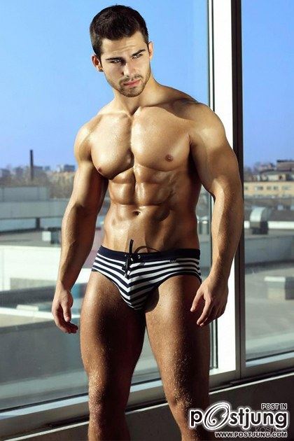 Who&rsquo;s this sexy guy in ES Collection