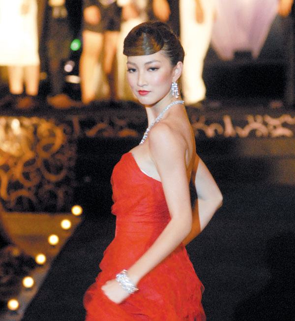 นางแบบ โลกปี2004 ชื่อน่ากิน นางเอก ยอดนิยม ณ เวลานี้