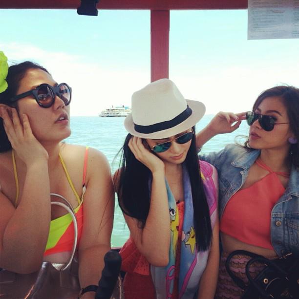 "ใบเฟิร์น พิมพ์ชนก" "ใหม่ ดาวิกา" และ พี่เกล้าผู้จัดการส่วนตัว  ลั้ลลาริมชายหาดทะเลจังหวัดพังงา