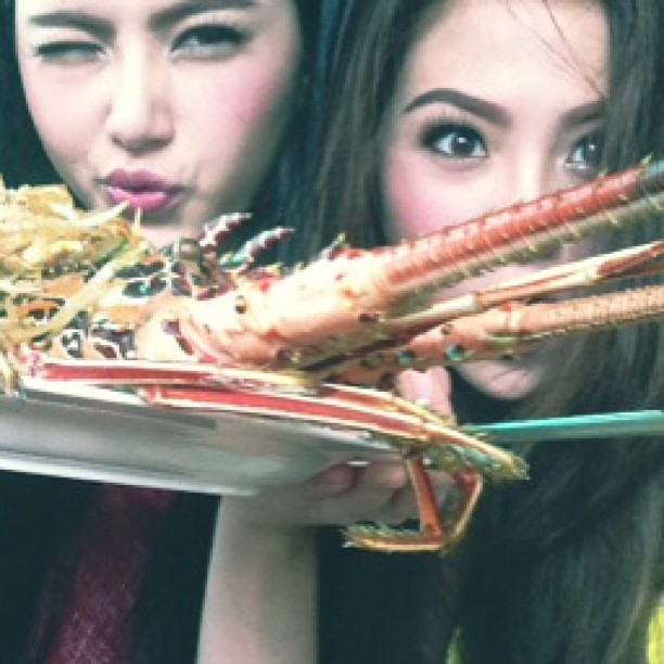 "ใบเฟิร์น พิมพ์ชนก" "ใหม่ ดาวิกา" และ พี่เกล้าผู้จัดการส่วนตัว  ลั้ลลาริมชายหาดทะเลจังหวัดพังงา