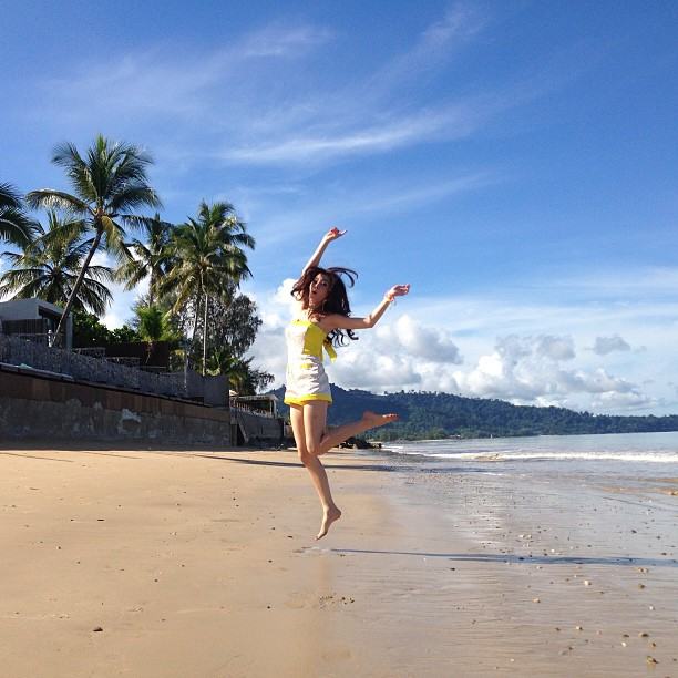 "ใบเฟิร์น พิมพ์ชนก" "ใหม่ ดาวิกา" และ พี่เกล้าผู้จัดการส่วนตัว  ลั้ลลาริมชายหาดทะเลจังหวัดพังงา