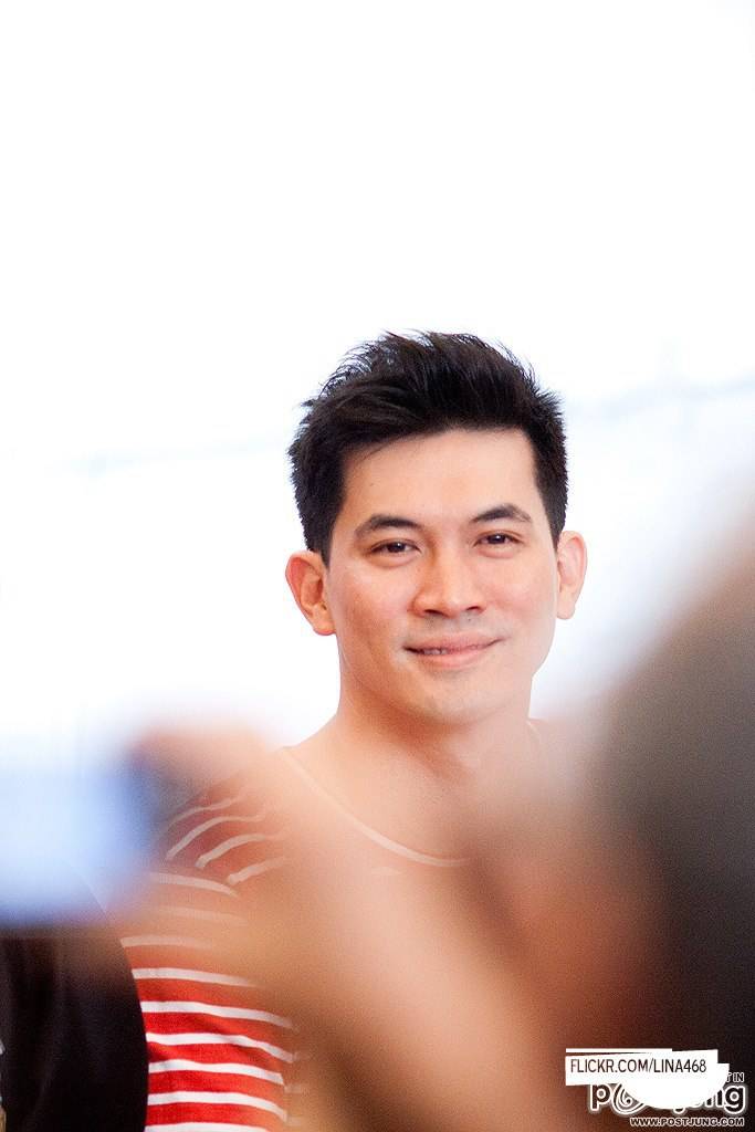 พี่เคน ธีฯ สุดหล่อเสื้อลายขวางน่ารักเน๊อะ