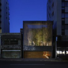 A garden enclosed by 6000 glass blocks | Optical Glass House by Hiroshi Nakamura