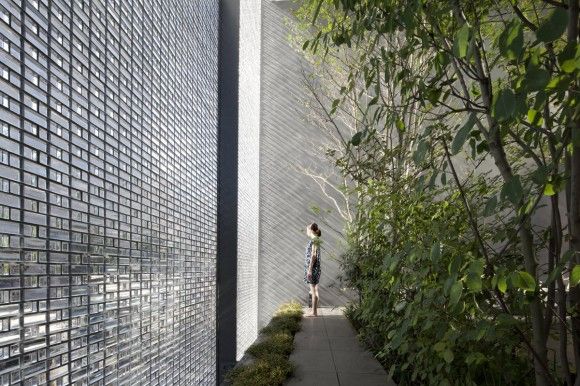 A garden enclosed by 6000 glass blocks | Optical Glass House by Hiroshi Nakamura