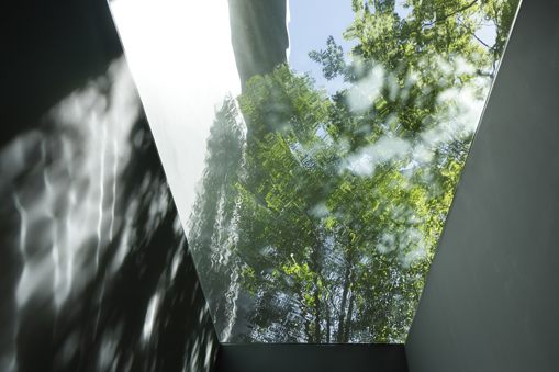 A garden enclosed by 6000 glass blocks | Optical Glass House by Hiroshi Nakamura