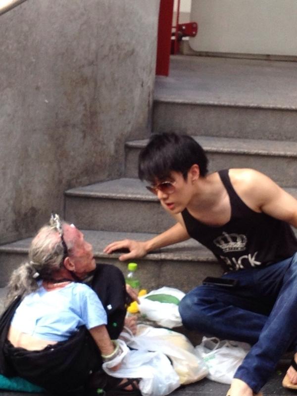 ไมค์ พิรัชต์ น้ำใจงาม ช่วยคุณยายขอทานหน้าบีทีเอส คนชื่นชมเพียบ