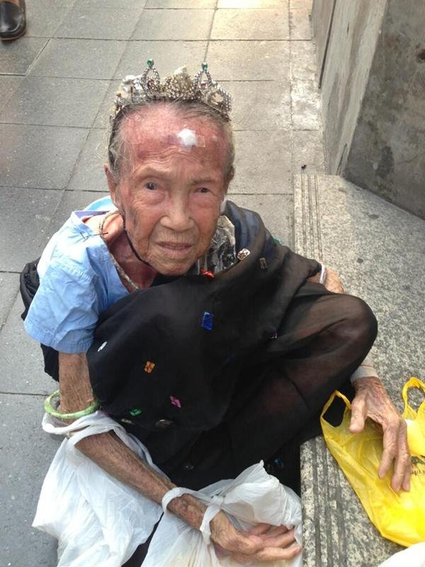 ไมค์ พิรัชต์ น้ำใจงาม ช่วยคุณยายขอทานหน้าบีทีเอส คนชื่นชมเพียบ