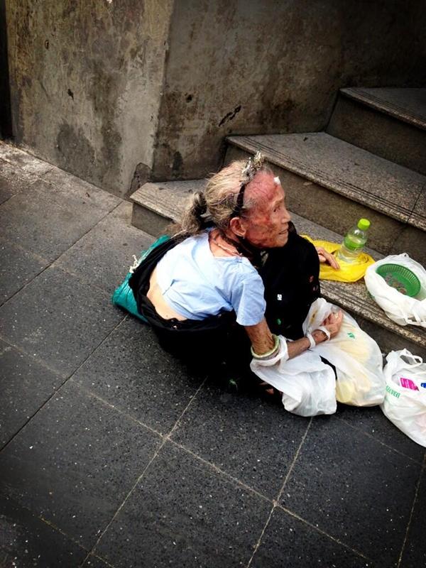 ไมค์ พิรัชต์ น้ำใจงาม ช่วยคุณยายขอทานหน้าบีทีเอส คนชื่นชมเพียบ