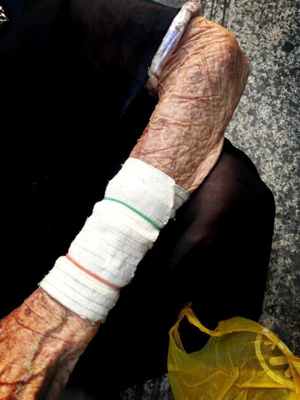 ไมค์ พิรัชต์ น้ำใจงาม ช่วยคุณยายขอทานหน้าบีทีเอส คนชื่นชมเพียบ