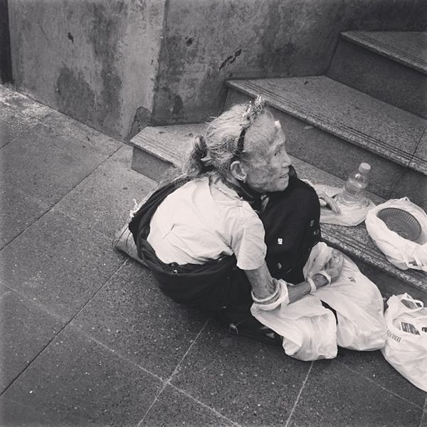 ไมค์ พิรัชต์ น้ำใจงาม ช่วยคุณยายขอทานหน้าบีทีเอส คนชื่นชมเพียบ