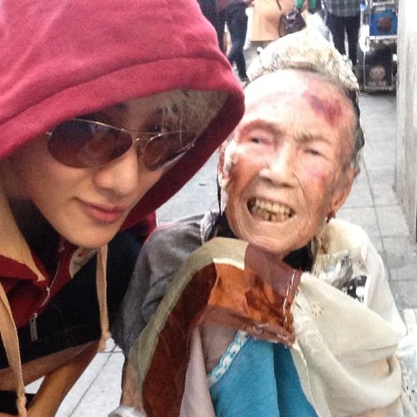 ไมค์ พิรัชต์ น้ำใจงาม ช่วยคุณยายขอทานหน้าบีทีเอส คนชื่นชมเพียบ