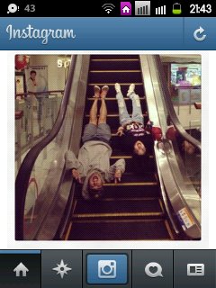 บอย มาร์กี้ โพสต์ภาพห้อยหัวบนบันไดเลื่อนกลางห้าง ชาวเน็ตจวกยับ