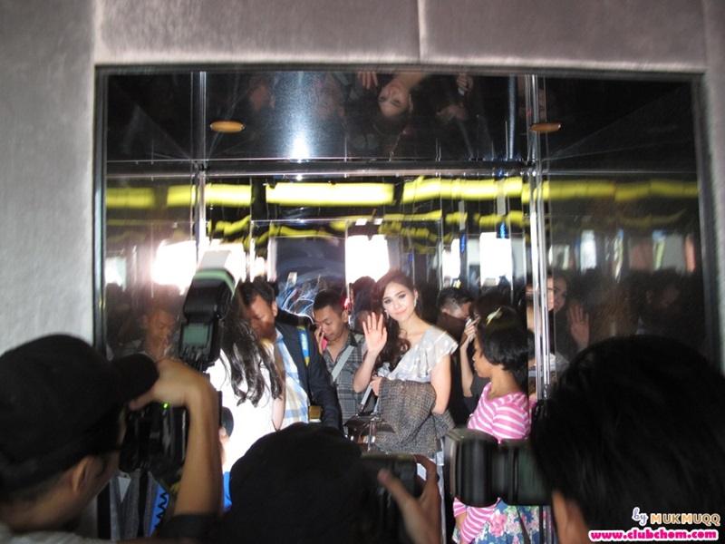 "ชมพู่ " ได้รับรางวัลดารานักแสดงหญิง ยอดนิยม Social network >>> Thailand Zocial Award 2013