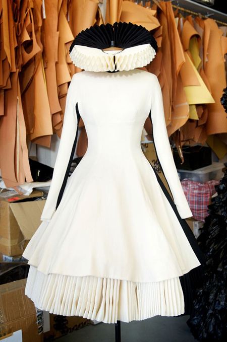 แฟชั่น เสื้อจีบคอ - เสื้อเป็นบั้ง สไตล์ล้ำหลุดโลก