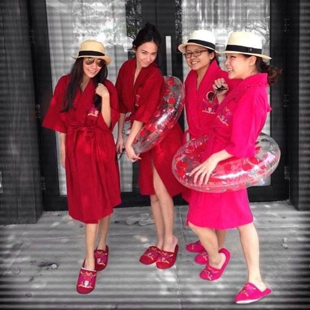 อั้ม พัชราภา : กับแก้งค์เพื่อน ๆ ของเธอว์