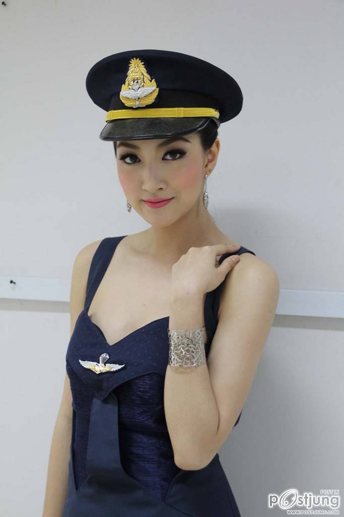 แพนเค้ก ลุกซ์ทหารอากาศหญิง ลุกซ์นี้สวยมาก ในงานวันคล้ายวันเกิดของคุณชูชัย ชัยฤทธิเลิศ ( ใครจะว่าไรก็ช่าง แต่ เธอสวยยย )