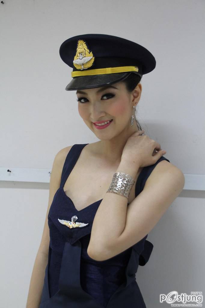 แพนเค้ก ลุกซ์ทหารอากาศหญิง ลุกซ์นี้สวยมาก ในงานวันคล้ายวันเกิดของคุณชูชัย ชัยฤทธิเลิศ ( ใครจะว่าไรก็ช่าง แต่ เธอสวยยย )