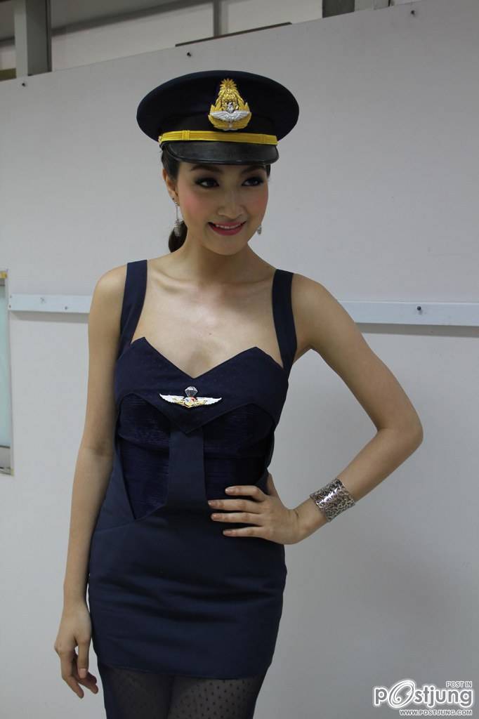 แพนเค้ก ลุกซ์ทหารอากาศหญิง ลุกซ์นี้สวยมาก ในงานวันคล้ายวันเกิดของคุณชูชัย ชัยฤทธิเลิศ ( ใครจะว่าไรก็ช่าง แต่ เธอสวยยย )