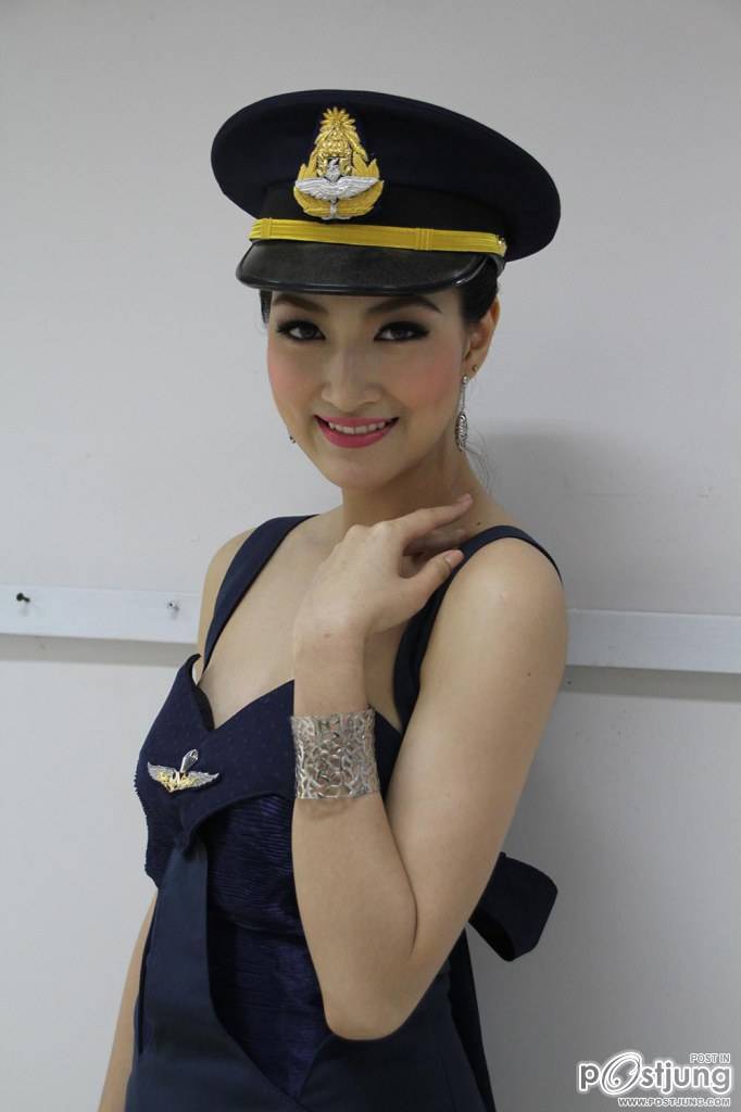 แพนเค้ก ลุกซ์ทหารอากาศหญิง ลุกซ์นี้สวยมาก ในงานวันคล้ายวันเกิดของคุณชูชัย ชัยฤทธิเลิศ ( ใครจะว่าไรก็ช่าง แต่ เธอสวยยย )