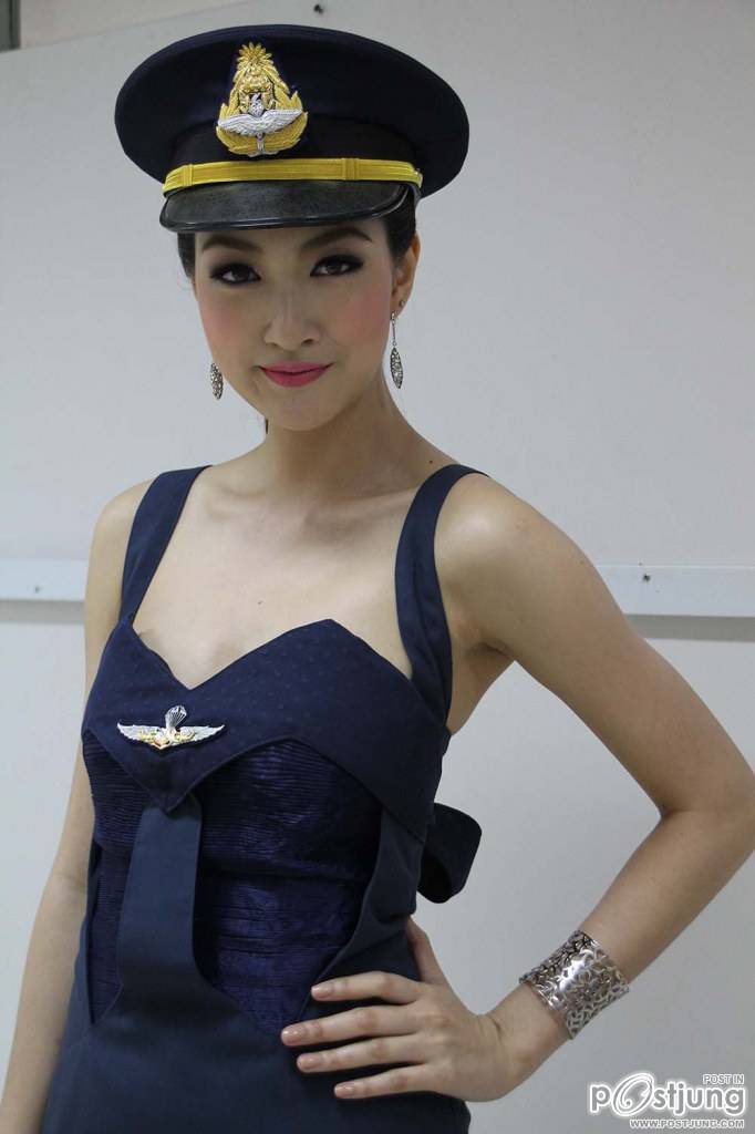 แพนเค้ก ลุกซ์ทหารอากาศหญิง ลุกซ์นี้สวยมาก ในงานวันคล้ายวันเกิดของคุณชูชัย ชัยฤทธิเลิศ ( ใครจะว่าไรก็ช่าง แต่ เธอสวยยย )