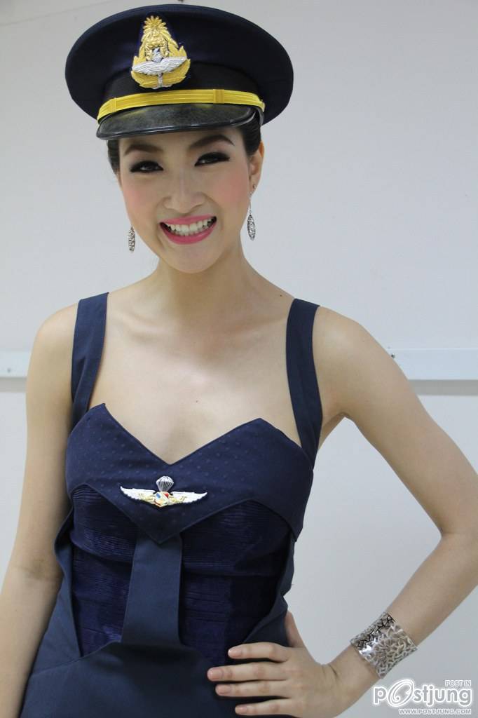 แพนเค้ก ลุกซ์ทหารอากาศหญิง ลุกซ์นี้สวยมาก ในงานวันคล้ายวันเกิดของคุณชูชัย ชัยฤทธิเลิศ ( ใครจะว่าไรก็ช่าง แต่ เธอสวยยย )