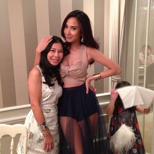 อั้ม-เมย์ สวยเป๊ะ! ร่วมฉลองเบิร์ดเดย์ เพื่อนร่วมแก๊ง