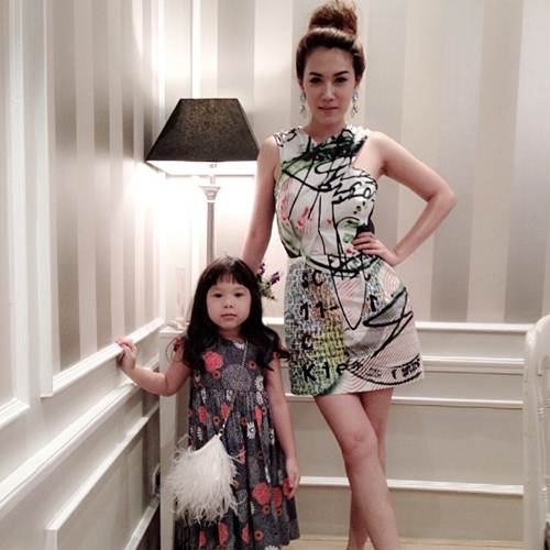 อั้ม-เมย์ สวยเป๊ะ! ร่วมฉลองเบิร์ดเดย์ เพื่อนร่วมแก๊ง